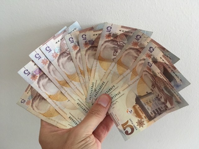 This image has an empty alt attribute; its file name is cb-money-changing-pic.jpg